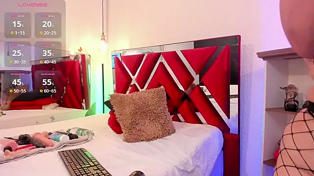 samantaawolf online show from December 3, 2025, 7:57 pm