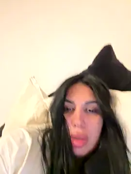 IsaBebe online show from November 3, 2025, 3:04 pm