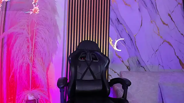 AlmaLopez  online show from December 17, 2025, 8:14 pm