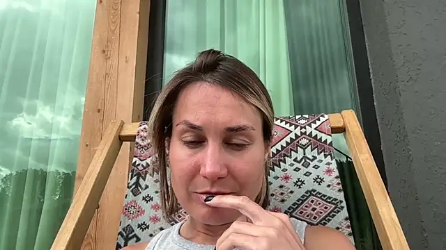 Snapshot of AliceLili chatting on June 17, 2026, 11:42 am AliceLili online show from June 17, 2026, 11:42 am
