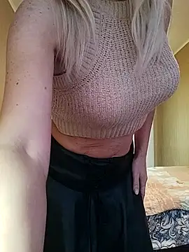 Snapshot of SelinaLovqx chatting on December 1, 2025, 9:10 am SelinaLovqx online show from December 1, 2025, 9:10 am