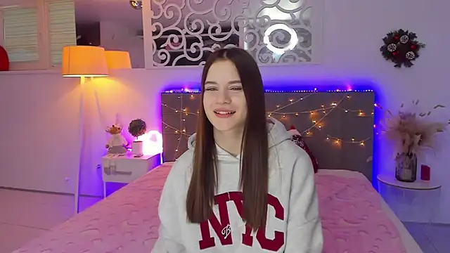 Snapshot of LuisaClover chatting on December 21, 2025, 1:13 pm LuisaClover online show from December 21, 2025, 1:13 pm