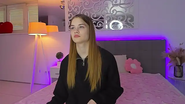 Snapshot of LuisaClover chatting on December 2, 2025, 1:13 pm LuisaClover online show from December 2, 2025, 1:13 pm