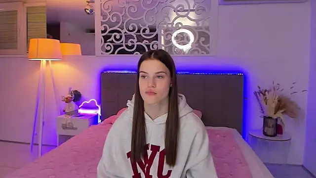 Snapshot of LuisaClover chatting on January 5, 2026, 5:38 pm LuisaClover online show from January 5, 2026, 5:38 pm