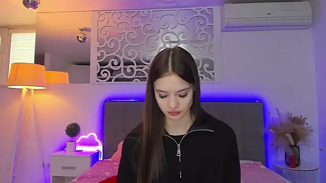 Snapshot of LuisaClover chatting on February 17, 2026, 1:19 pm LuisaClover online show from February 17, 2026, 1:19 pm