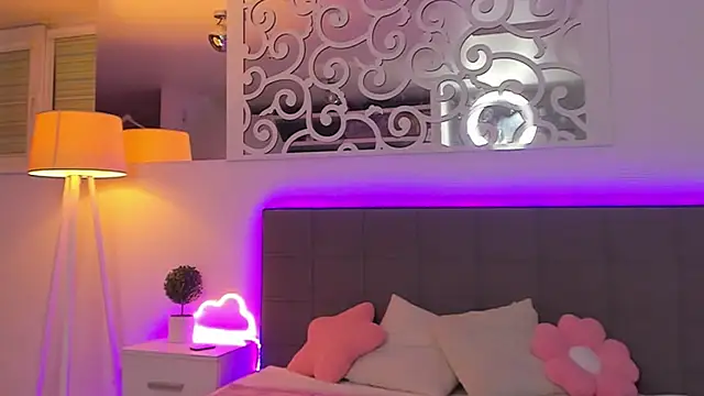 Snapshot of LuisaClover chatting on February 23, 2026, 1:51 am LuisaClover online show from February 23, 2026, 1:51 am