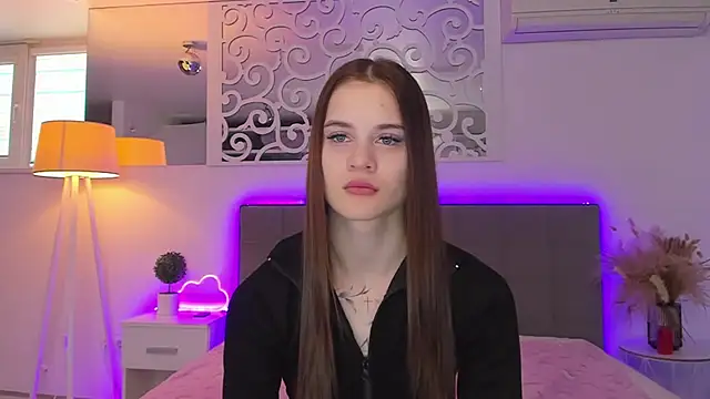 Snapshot of LuisaClover chatting on February 21, 2026, 1:35 pm LuisaClover online show from February 21, 2026, 1:35 pm