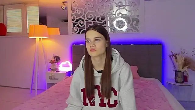 Snapshot of LuisaClover chatting on January 6, 2026, 1:15 pm LuisaClover online show from January 6, 2026, 1:15 pm