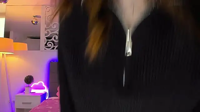 Snapshot of LuisaClover chatting on February 19, 2026, 1:19 pm LuisaClover online show from February 19, 2026, 1:19 pm