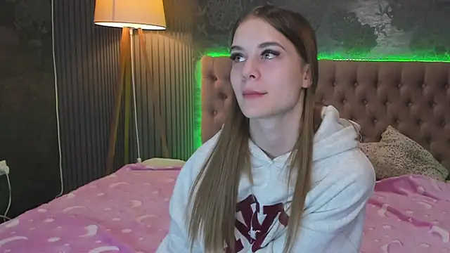 Snapshot of LuisaClover chatting on November 15, 2025, 1:15 pm LuisaClover online show from November 15, 2025, 1:15 pm