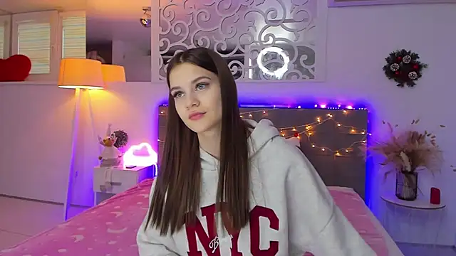 Snapshot of LuisaClover chatting on December 14, 2025, 1:17 pm LuisaClover online show from December 14, 2025, 1:17 pm