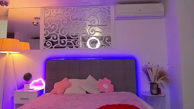 Snapshot of LuisaClover chatting on February 7, 2026, 1:08 pm LuisaClover online show from February 7, 2026, 1:08 pm