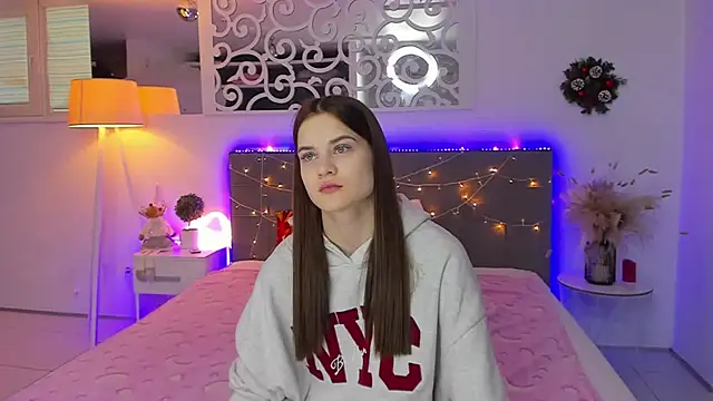 Snapshot of LuisaClover chatting on December 22, 2025, 1:11 pm LuisaClover online show from December 22, 2025, 1:11 pm