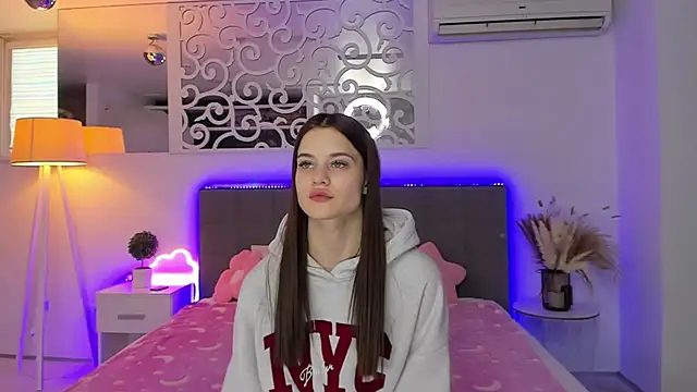 Snapshot of LuisaClover chatting on January 19, 2026, 1:15 pm LuisaClover online show from January 19, 2026, 1:15 pm