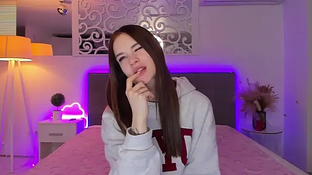 Snapshot of LuisaClover chatting on February 20, 2026, 1:24 pm LuisaClover online show from February 20, 2026, 1:24 pm