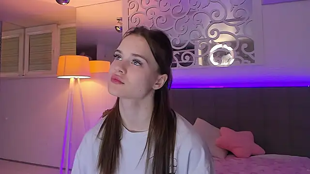 Snapshot of LuisaClover chatting on March 1, 2026, 7:58 pm LuisaClover online show from March 1, 2026, 7:58 pm