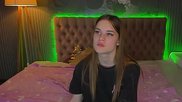 Snapshot of LuisaClover chatting on November 18, 2025, 2:42 pm LuisaClover online show from November 18, 2025, 2:42 pm