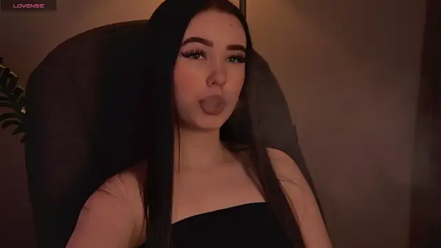 EricaKors online show from April 8, 2026, 3:46 pm