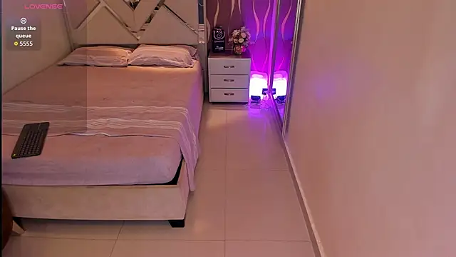 iam nicolle online show from November 8, 2025, 1:47 pm