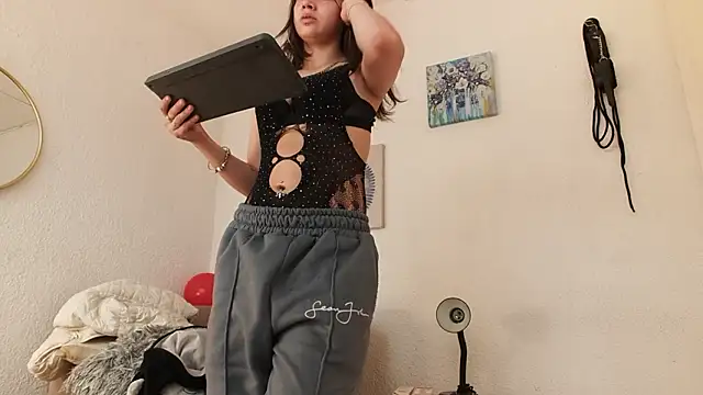 Snapshot of CarolineAikos chatting on February 6, 2026, 1:40 pm CarolineAikos online show from February 6, 2026, 1:40 pm