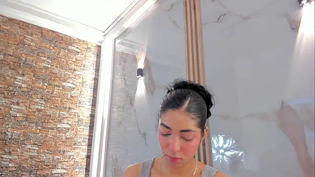 Victoria Dubois  online show from November 5, 2025, 12:08 pm