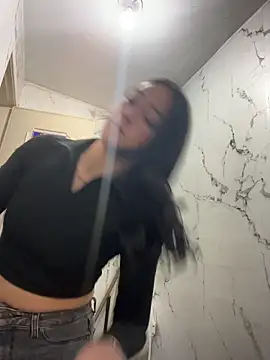 Lia  white online show from December 19, 2025, 10:01 pm