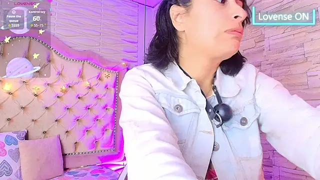 Snapshot of Roxanne_Han chatting on December 14, 2025, 12:11 pm Roxanne Han online show from December 14, 2025, 12:11 pm