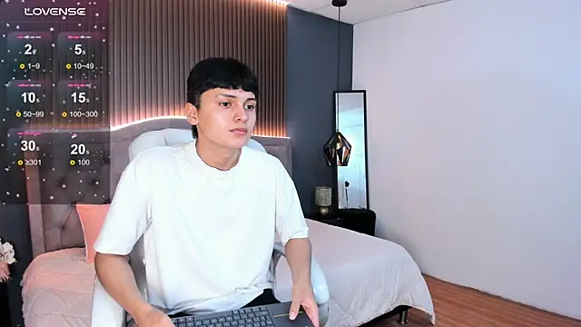 Snapshot of Maxii18_ chatting on November 14, 2025, 7:06 pm Maxii18 online show from November 14, 2025, 7:06 pm