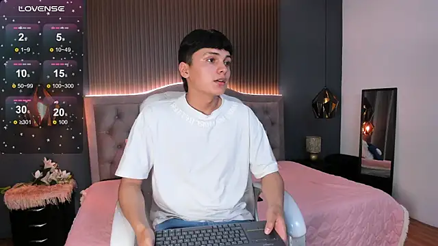 Snapshot of Maxii18_ chatting on November 13, 2025, 7:07 pm Maxii18 online show from November 13, 2025, 7:07 pm