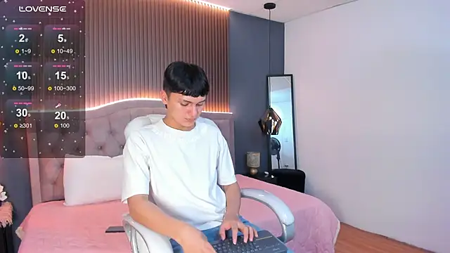 Snapshot of Maxii18_ chatting on November 7, 2025, 7:29 pm Maxii18 online show from November 7, 2025, 7:29 pm