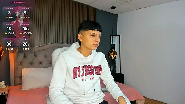 Snapshot of Maxii18_ chatting on October 27, 2025, 1:45 pm Maxii18 online show from October 27, 2025, 1:45 pm