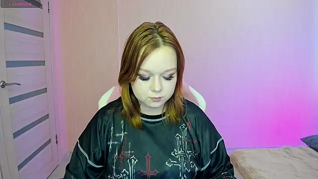 Snapshot of Lovly_Vixen chatting on October 23, 2025, 7:40 am Lovly Vixen online show from October 23, 2025, 7:40 am