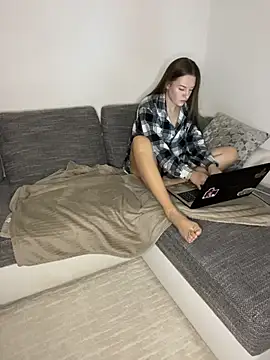 Snapshot of EllaMoonlight chatting on December 1, 2025, 9:15 pm EllaMoonlight online show from December 1, 2025, 9:15 pm