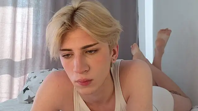 Snapshot of Oliver_star_boy_ chatting on May 26, 2026, 4:43 am Oliver star boy online show from May 26, 2026, 4:43 am