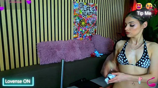 Snapshot of MirunaHaze chatting on May 22, 2026, 3:21 pm MirunaHaze online show from May 22, 2026, 3:21 pm