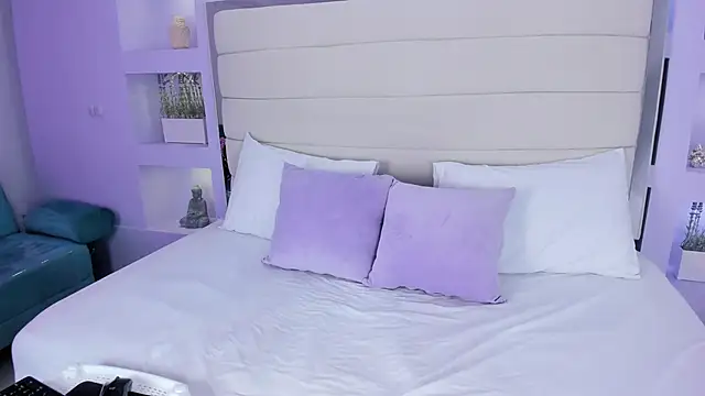 AmyColman  online show from January 9, 2026, 12:01 pm