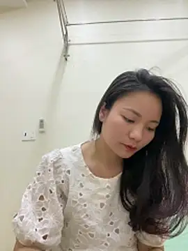 Bee Yellow00 online show from December 23, 2025, 5:51 am