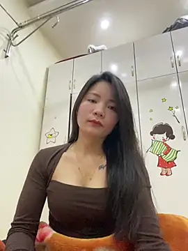 Bee Yellow00 online show from January 14, 2026, 6:06 am