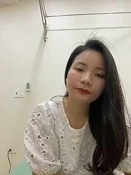 Bee Yellow00 online show from December 22, 2025, 5:40 am