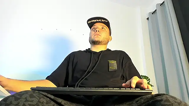 Snapshot of Noctambulo_1 chatting on October 27, 2025, 2:40 pm Noctambulo 1 online show from October 27, 2025, 2:40 pm