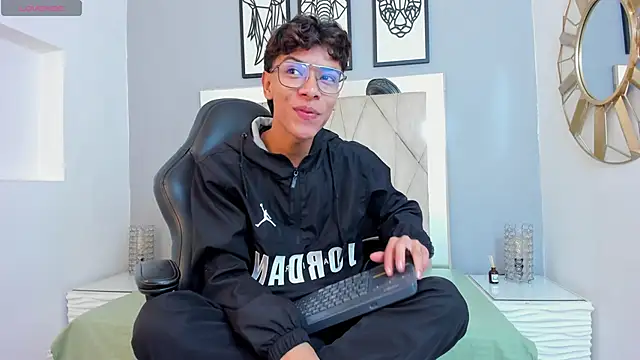 Snapshot of adams_bobby chatting on November 30, 2025, 11:22 am adams bobby online show from November 30, 2025, 11:22 am