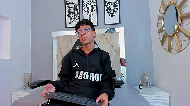 Snapshot of adams_bobby chatting on November 27, 2025, 11:32 am adams bobby online show from November 27, 2025, 11:32 am