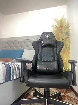 Snapshot of jony_Oconnor chatting on December 14, 2025, 12:00 pm jony Oconnor online show from December 14, 2025, 12:00 pm