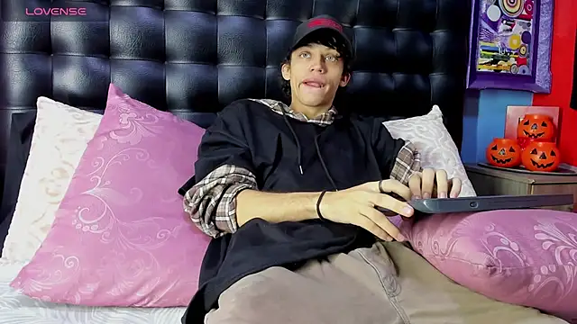 Khalid16  online show from November 3, 2025, 1:26 pm