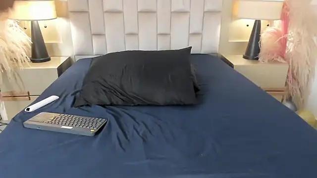 MaroxCute online show from November 14, 2025, 5:05 pm