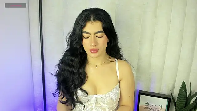 Emii rous online show from November 10, 2025, 8:58 pm