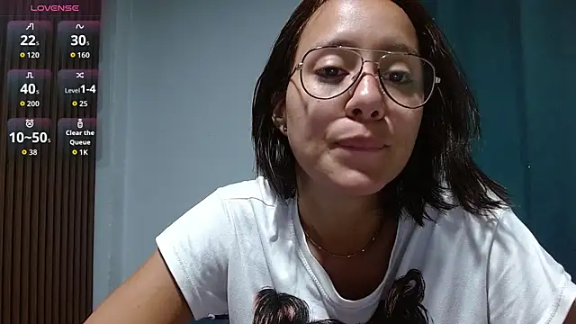 Snapshot of LunaaMorena chatting on May 19, 2026, 2:24 pm LunaaMorena online show from May 19, 2026, 2:24 pm
