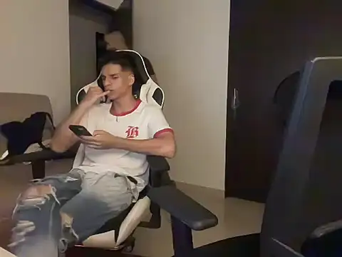 lionandreough online show from November 4, 2025, 11:30 pm