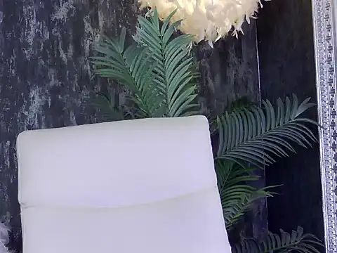 Snapshot of LaraBloom chatting on December 16, 2025, 7:18 pm LaraBloom online show from December 16, 2025, 7:18 pm