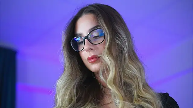 Snapshot of MaddieBryggs chatting on November 18, 2025, 10:07 am MaddieBryggs online show from November 18, 2025, 10:07 am